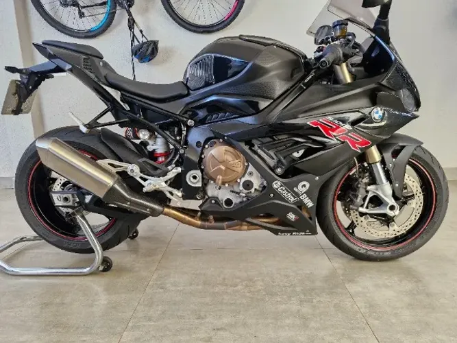 S1000RR 2022 preta