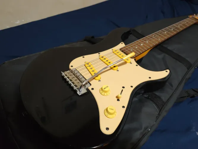 Guitarra Yamaha EG303 em excelente estado!