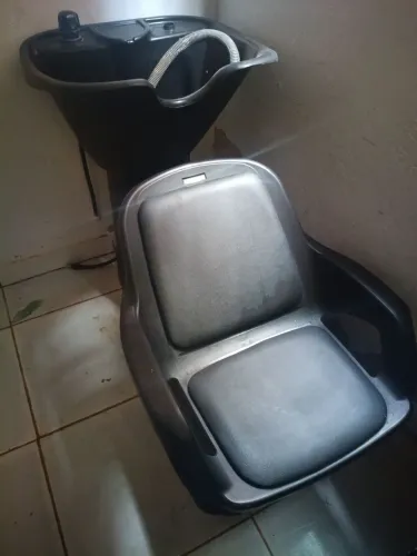 Carrinho auxiliar , cadeira hidráulica make one e um lavatório dompel