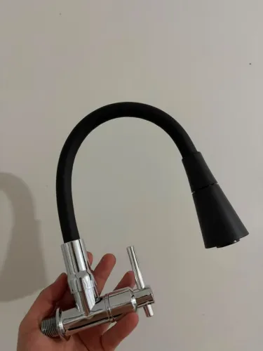 Torneira Gourmet Moderna Preta e Cromada com Bica Flexível