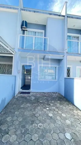 Sobrado para Locação em Balneário Piçarras, Itacolomi, 2 dormitórios, 2 banheiros, 1 vaga