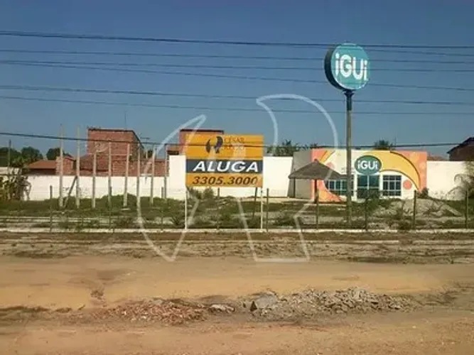 Terreno com um amplo espaço, cercado, aberto para diversas atividades, possui 2.500 m² loc