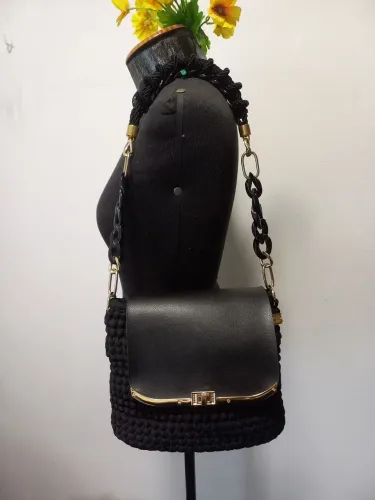 Bolsa preta em crochê