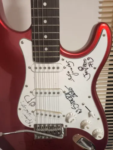 Guitarra autografada por Beto Guedes, Samuel Rosa, Wilson Sideral e outros