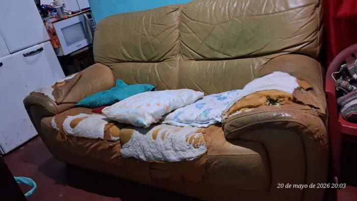 Sofá dois lugares para reformar 