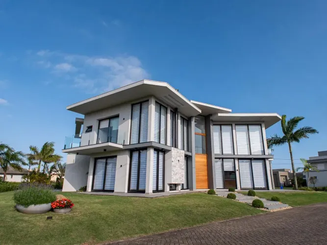 Sobrado à venda com 591m2 e 5 suítes no Condominio Ocean Side em Torres - RS