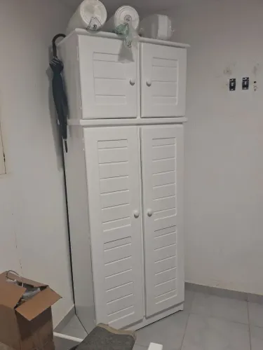 Guarda roupa madeira pura laqueado com puxadores de porcelana todo novo