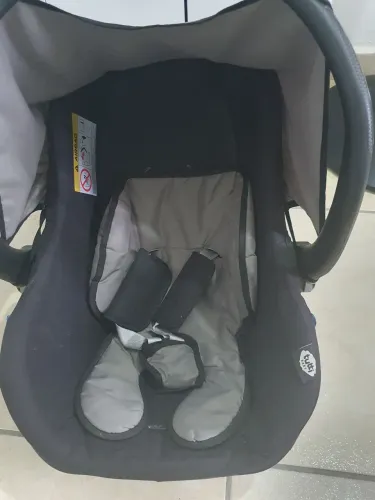 Cadeirinha e um bebê conforto
