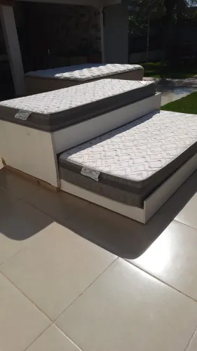 Cama de solteiro com auxiliar