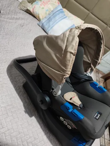 Vende-se bebê conforto da Burigotto com o suporte e todas as peças ainda nele 