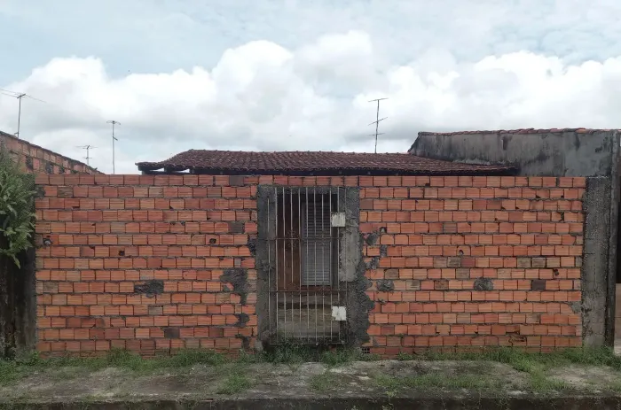 VENDE-SE CASA NO CONJ. SABIÁ 