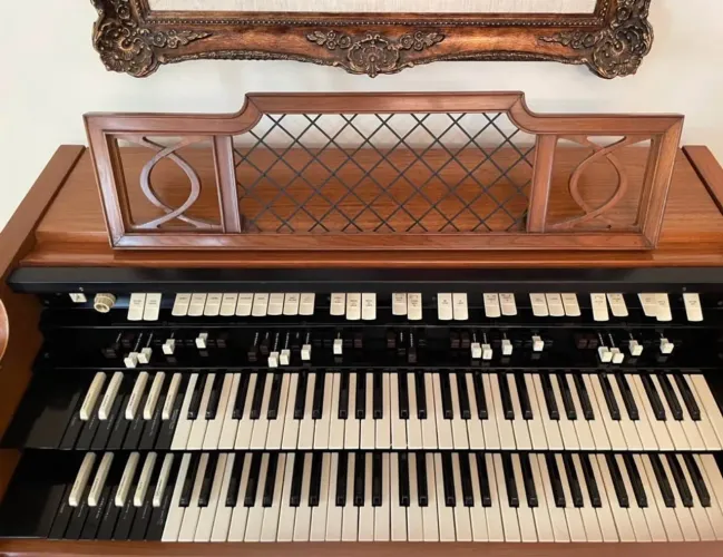 Órgão Hammond Clássico Modelo 182 - Nogueira (Walnut) / Estilo Provincial Italiano