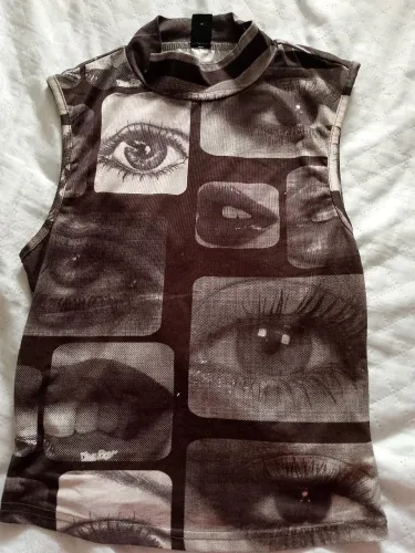 Blusinha de gola alta estampada