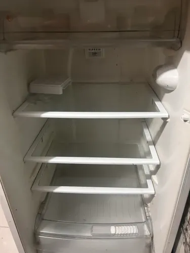 Geladeira funcionando,a porta caiu. Mas temos a porta 