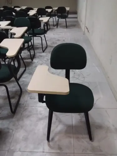 Cadeira universitária/ escolar retrátil marca LBM em quantidade