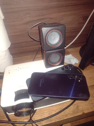 Projetor tomate bom estado + 2 celular com defeito