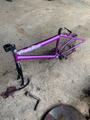 Bicicleta roxa metálica