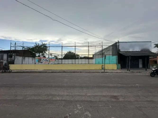 Terreno de 930m² c/ galpão de 210m² em Águas Lindas - Belém - PA