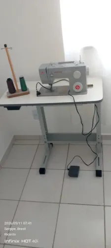 MÁQUINA DE CUSTURA SINGER , ( FACILITA -PRO MODELO 4423) MAS BANCA 
