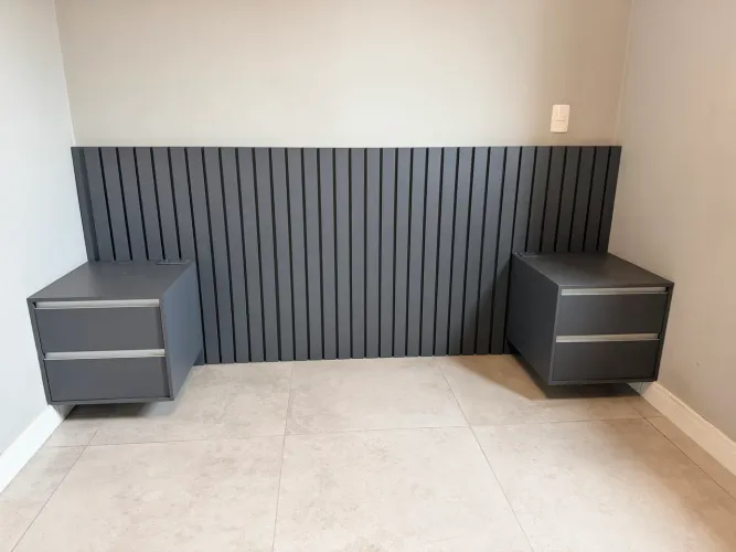 Cabeceira de Cama Ripada Planejada + Criados Suspensos + LED + Tomadas USB