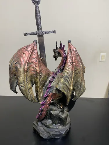 A MAJESTOSA ESTÁTUA DRAGAO GUARDIAO