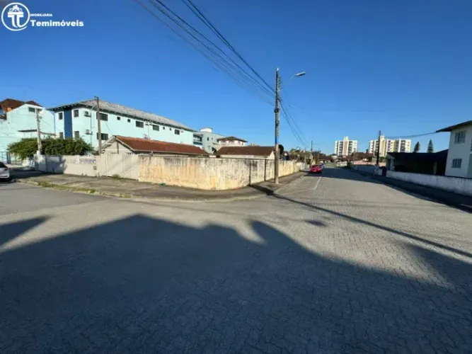 Terreno de esquina com 720 m² no bairro Guanabara