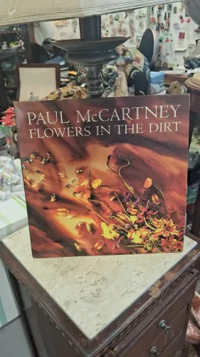 disco de vinil (LP) do álbum "Flowers in the Dirt" do Paul McCartney.