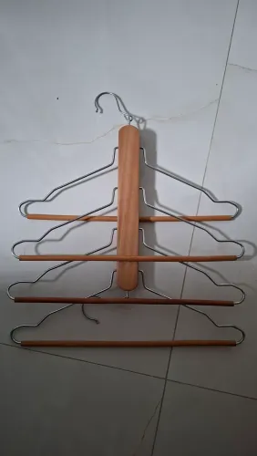 Cabides para pendurar roupa.