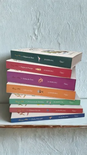 Coleção Completa de Harry Potter, edição capa dura branco com dourado.