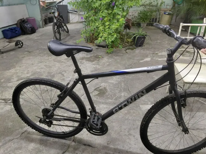 bicicleta mountain bike aro 26 da marca B'Twin (linha da Decathlon)
