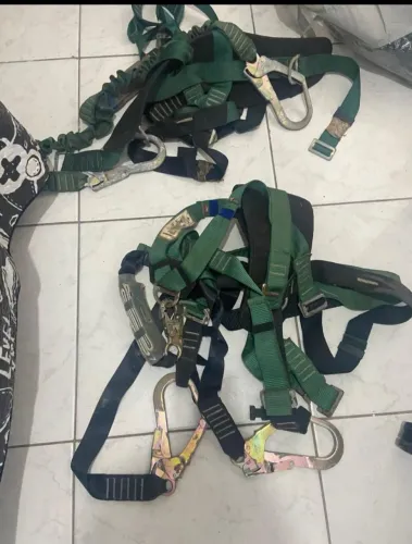 Vendo 3 cintos de seguranças com duplos talabarte, de brinde ganha 2 botinas novíssimas !