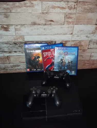 PS4 FAT 408Gb, com 2 manetes originais e 3 jogos.