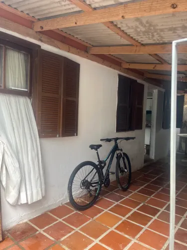 Alugo casa nos fundos