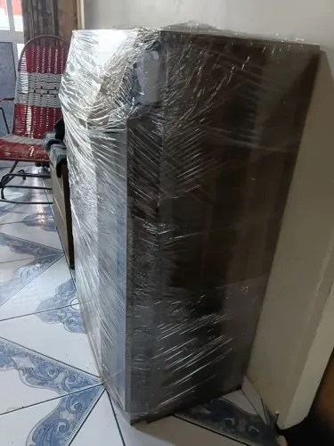 Cômoda espaçosa com 5 gaveta com chave e nicho