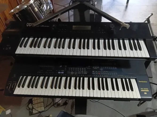 Teclado Roland W30 e Teclado Technics KN 2000 + Suporte Stay