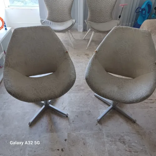 2 poltronas com pé de ferro e alumínio da Jacaúna móveis.