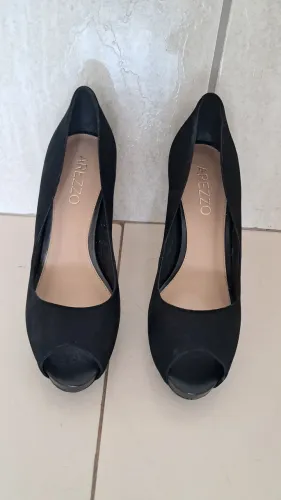 Peep toe preto em veludo ou camurça (nobuck)