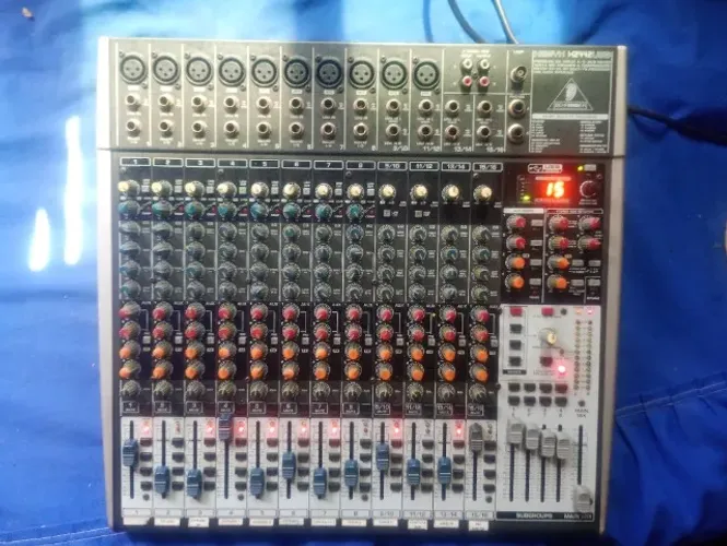 MESA DE SOM BEHRINGER XENYX X2442USB. 1.200 Reais. *