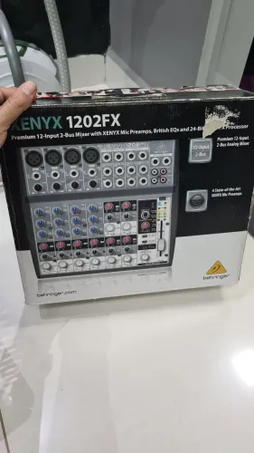 Mesa Som Behringer XENYX 1202FX