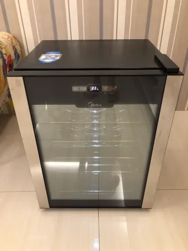 Adega de vinho Midea 24 garrafas