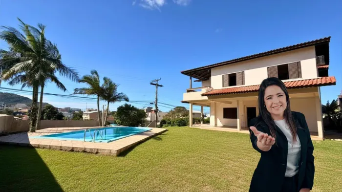 Casa com piscina em condomínio fechado!