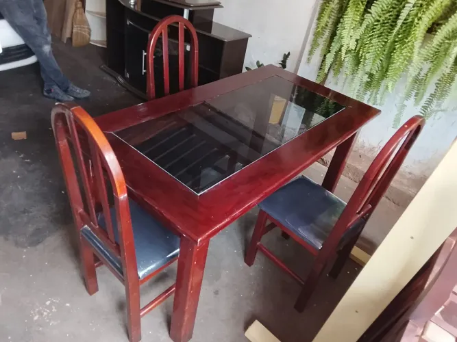 Mesa com 3 cadeiras