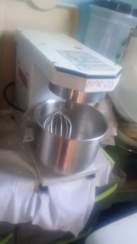 Vendo batedeira planetária semi industrial.