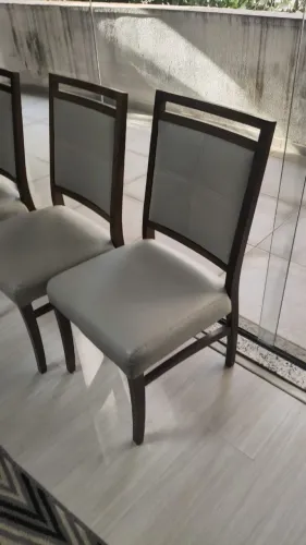 4 Cadeiras maciças cada uma 300 reais ,