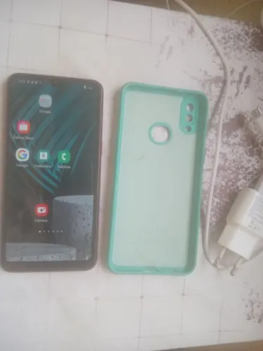 Samsung Galaxy a10s semi-novo acompanha uma capa e o carregador valor 250 