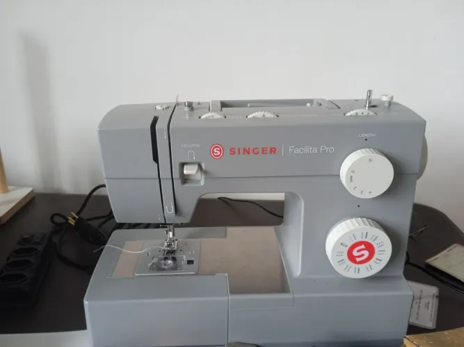 Máquina de costura e overloque