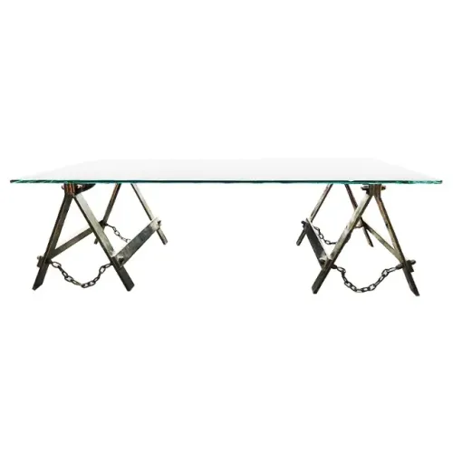 Mesa de centro com tampo de vidro e dois cavaletes em metal C 140cm x A 43cm x L 75cm