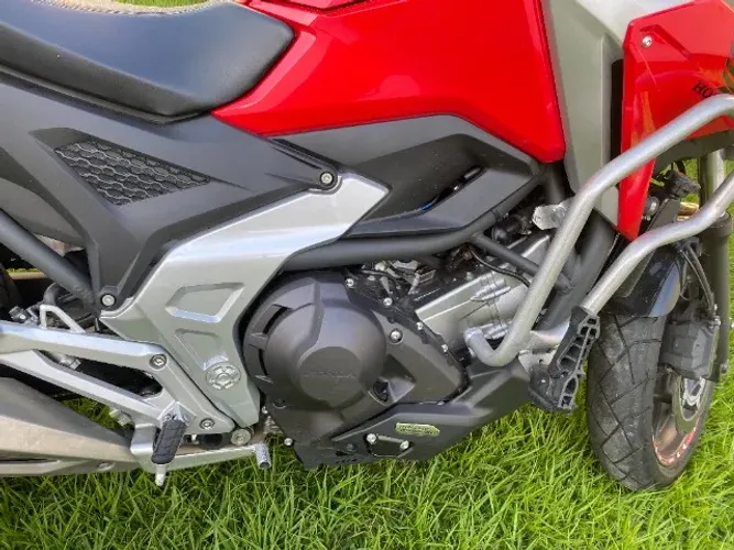 Vendo Honda NC 750X DCT ABS, cor vermelha, único dono, com apenas 8.900 km rodados.
