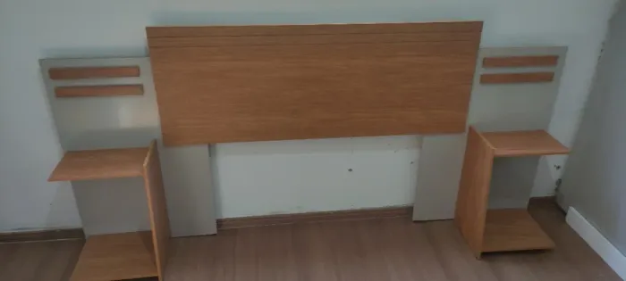 Painel de Cabeceira com Criados Integrados - Design Moderno em Madeira