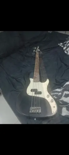 Baixo Cort strato muito som